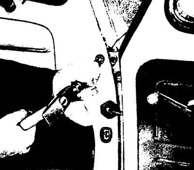 Odstráňte zátky pre montážne skrutky z obloženia. Uvoľniť (najprv úderom) skrutky s krížovou hlavou…