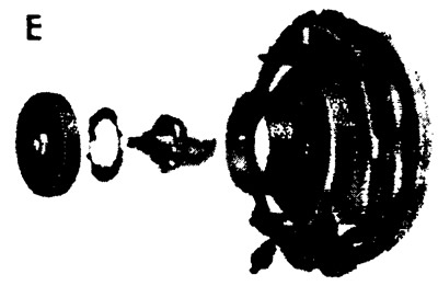 Фар с обикновена крушка (E): Завъртете заключващия пръстен на крушката наляво и го свалете.