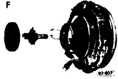 Халогенен фар (F): Стиснете скобата и извадете крушката.
