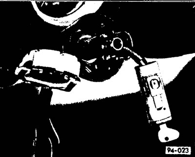 Turn the ignition key to the «Fahrt» position and remove the lock cylinder together with the…