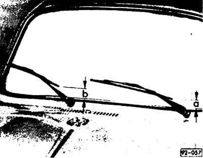 Install the windshield wiper arm so that the distances shown in the figure are observed.