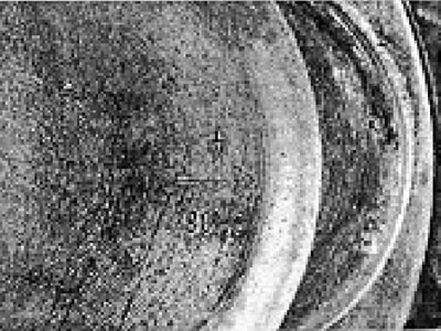Фотографија 9.5. Стрелица на дну клипа која показује његов положај током уградње.
