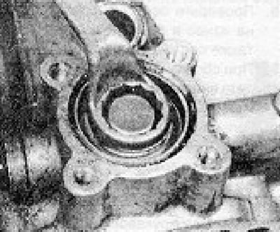 5.36a. kép: A sebességváltó mechanizmus végfedelének lecsavarozása.