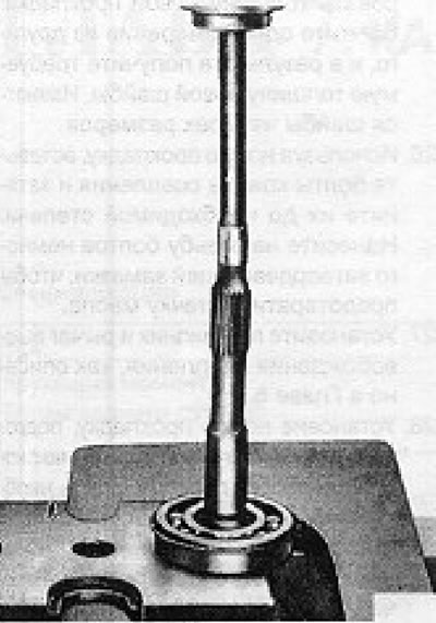 Figure 6.44. Removing the input shaft from the bearing (Section 14).