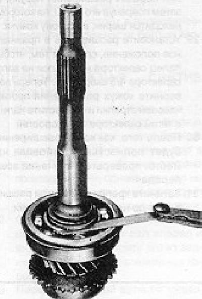 Figure 6.45. Measuring input shaft bearing clearance (Section 14).