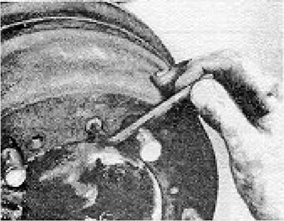 Photo 7.4. Unscrewing the drum mounting screw.