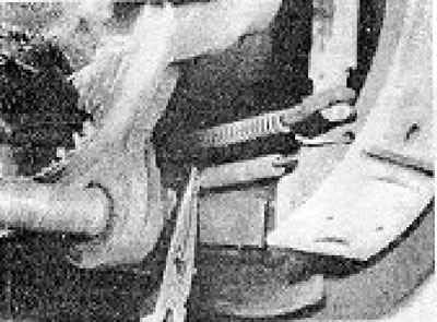 Photo 7.9. Disconnecting the lower spring of the shoe.