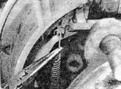 Photo 7.10. Disconnecting the automatic regulator lever spring.