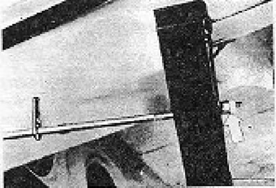 Фигура 9.30. Регулиращи и застопоряващи гайки на регулатора на ръчната спирачка (Раздел 14).