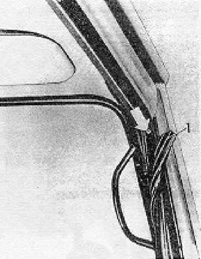 12.19. ábra Üvegvezető rögzítőcsavar (a nyíllal jelölve) (9. szakasz); 1 - Tömítés.