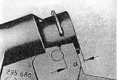 10.11. ábra. Fúrási minta a gyújtás-/indítókapcsoló eltávolításakor (későbbi modellek). a = 13,0 mm.