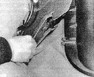 4B.16A. kép: Emelje fel a gumiszőnyeget.