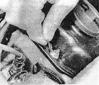4B.16D. kép: A motortér földelővezetékének leválasztása.