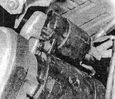 4B.21B. kép: Indítómotor rögzítőcsavarjai.