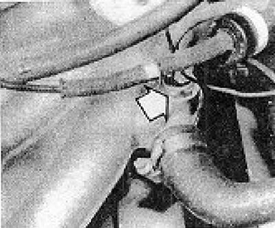 4B.45. kép: Hűtőfolyadék hőmérséklet-érzékelő (a nyíllal jelölve).