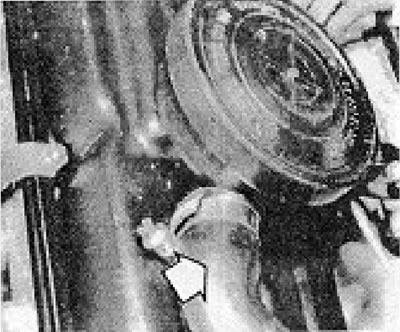 4B.47. kép: Légtelenítő szelep tömlőjének csatlakozási pontja (a nyíllal jelölve).