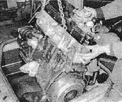 46.60. kép. A motor felemelése (figyelj az emelőfülek helyzetére).