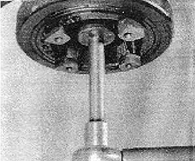 4B.78A. kép. A főtengely-csavar eltávolítása.