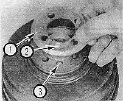 4B.80. kép. Szerelje be az alátétet a rezgéscsillapító alá: 1 - Alátét; 2 - Bevágás; 3 - Alsóvágás.