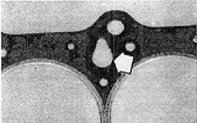 4B.131. képek. Ellenőrizze a gumibetétet (a nyíllal jelölve) a hengerfejtömítésbe volt beépítve.