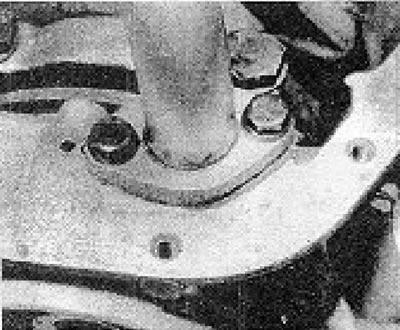 Снимка 43.184A. Входен фланец на тръбата за всмукване на масло.