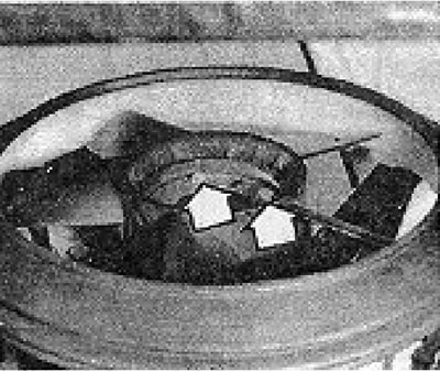Photo 5.20. Cooling fan mounting bolts (shown by arrows, two bolts are not visible).