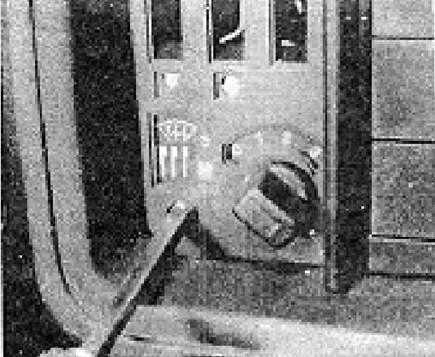 Фотографија 5.40А. Уклањање једног од завртња за монтажу контролне табле грејача.