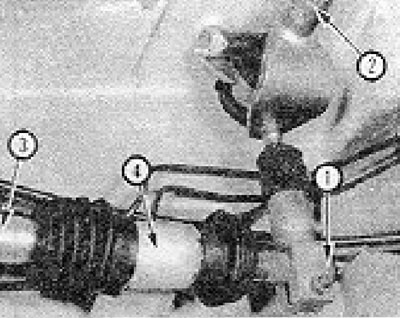 Снимка 9.15. Лява страна на скоростния лост: 1 - Скоба за болт; 2 - Напречна греда; 3 - Щанга за…