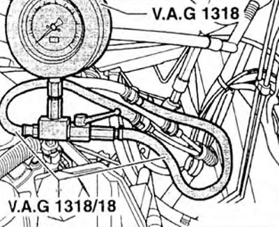 Слика 2.90. Повежите манометар VAG 1318 са адаптером VAG 1318/18.