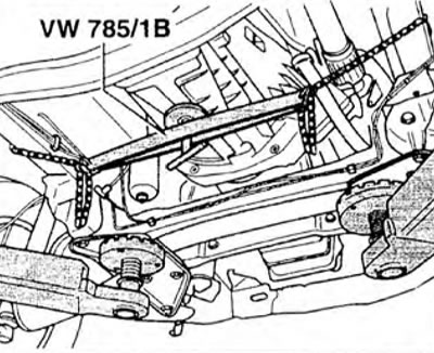 Rysunek 4.11. Podnieś skrzynię biegów za pomocą narzędzia VW785/1B.