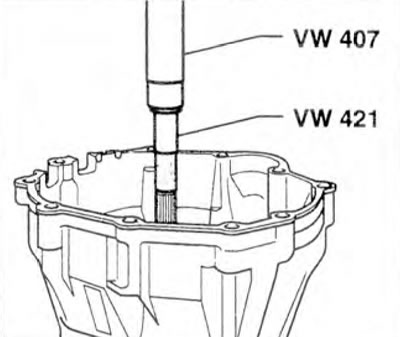Rysunek 5.37. Za pomocą ściągaczy VW407 i VW421 wycisnąć wałek wejściowy z obudowy sprzęgła.