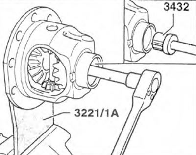 Rysunek 5.113. Zamocuj obudowę mechanizmu różnicowego w imadle i zaznacz położenie wałka przekładni…