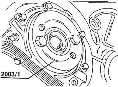 Рис. 90. Установка сальника со стороны маховика приспособлением 2003/1
