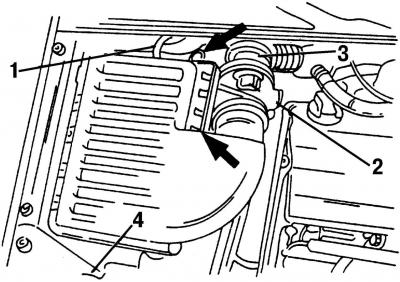 Рис. 390. Чтобы снять воздушный фильтр, отсоедините: 1 - шланг, идущий к вакуумному регулятору…