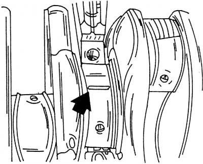 Рис. 443. Положите кусочек проволоки «Plastigage» в показанном направлении на шейки подшипников