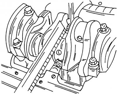 Рис. 444. Измерение расплющенных проволочек «Plastigage» при помощи измерительной линейки
