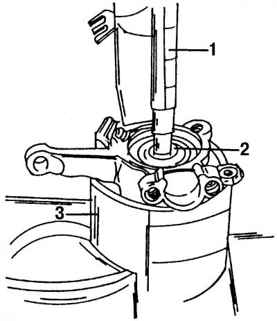 Рис. 289. Выпрессовывание ступицы колеса из поворотного кулака. На пуансон пресса 1 надевается…
