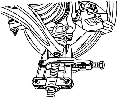 Рис. 285. Извлеките палец шаровой опоры из поперечного рычага при помощи съемника