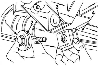 Рис. 294. Снятие маятниковой опоры с коробки передач: 1 - болт; 2 - шайба; 3 резиновая опора; 4 -…