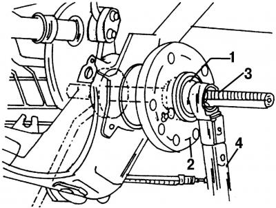 Рис. 309. Устройство для снятия подшипника колеса или ступицы колеса: 1 - упор; 2 - ступица колеса;…