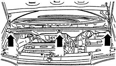 Рис. 348. Места крепления кожуха подачи воздуха (показаны стрелками)