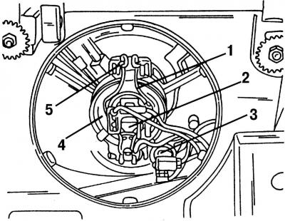Рис. 351. Вид фары с тыльной стороны: 1 - зажим; 2 - электрический разъем; 3 - патрон лампы…