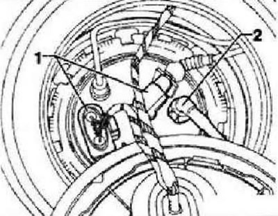 При выключенном зажигании отсоединить провод массы АКБ. Выкрутить крепежный болт узла люка заливной…