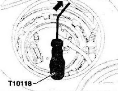 Снять фиксацию разъема «стрелка» на блоке управления топливного насоса -J538-при помощи монтажного…