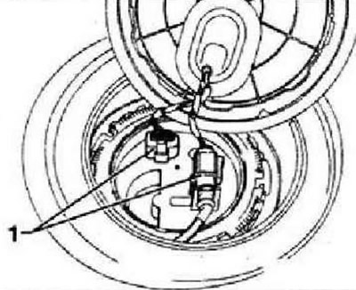Извлечь разъем «1» из левого (смотря по направлению движения) фланца.