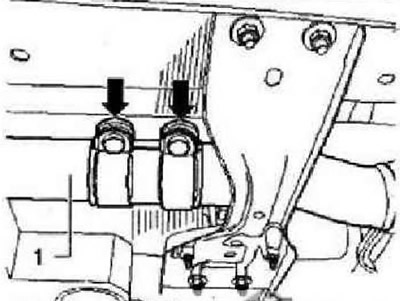 Открутить гайки двойного хомута «стрелки» и сместить его вперед по выхлопной трубе «1».
