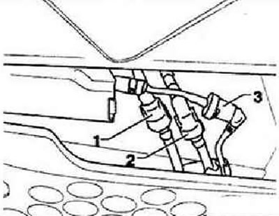 Разъединить топливную магистраль «1» (черная) и вентиляционную магистраль «2» (белая) в месте…