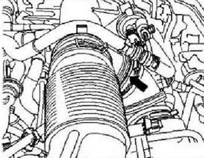 Приподнять кожух двигателя в точках «1» и снять кожух, переместив его вперед в направлении…