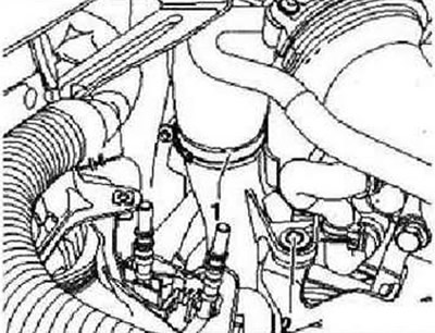 Открутить зажим шланга «1» в трубке для наддувочного воздуха. Выкрутить винт крепления патрубка для…