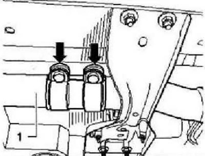 Открутить гайки двойного хомута «стрелки» и сместить его вперед по выхлопной трубе «1».